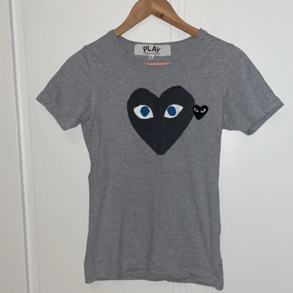 Tja säljer min gamla CDG T-shirt som inte passar i storleken längre, skick 8/10, nypris går för runt 900, vid mer bilder eller frågor så är de bara att skriva!. T-shirts.