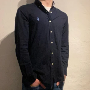Ralph Lauren skjorta - Tja! Säljer nu en riktigt snygg Ralph Lauren skjorta. ||Storlek: M||skick:9/10||nypris ca:1600 vårt pris:349|| modellen på bilden är 180cm. Hör av er vid funderingar, Mvh👔