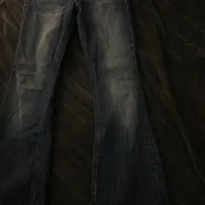 Blåa bootcut jeans, storlek 38, använda 1-2 gånger. Säljer dem då dem är jätte fina men för stora för mig. Pris: 300kr 