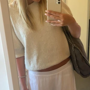 Stickad t-shirt  - Säljer denna superfina stickade tröjan som passar till allting!💕💕priset går såklart att diskutera 