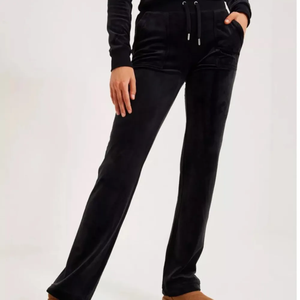 Säljer dessa juicy couture byxor eftersom de inte används längre, använda flertal gånger. Ett av snörernas metallbit har lossnat men annars i bra skick🫶🏻💞 . Jeans & Byxor.