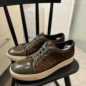 Lanvins - Feta lanvins med unik färg som ej tillverkas längre. Skick 7/10 lite slitage på insidan vi hälen inget som märks av vid användning. Dustabag kommer även me Priset går o prata vid snabb affär:)