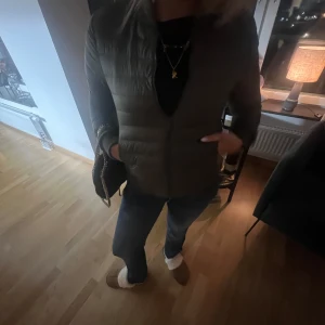 CARDIGAN - moncler liknande jacka ifrån märket uniqlo. jackan är använd fåtal gånger och i super skick! storlek xs men passar även s