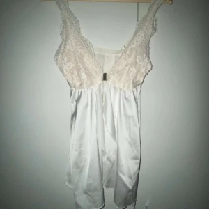 satin linne - satin linne i nyskick, ( har vitt linne under) 🥰