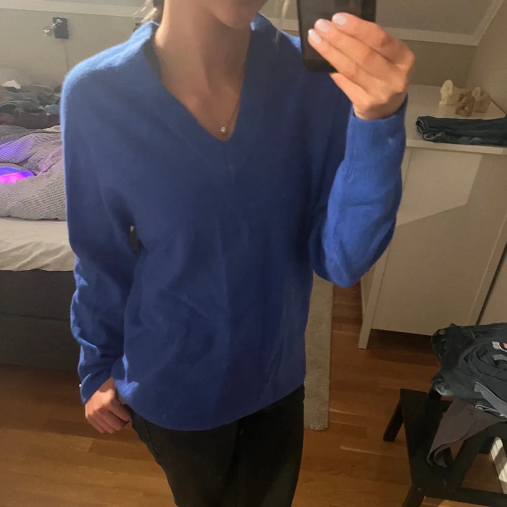 Klarblå stickad tröja från Wera som jag aldrig har använt, storlek xs men den är ganska stor i storleken, skriv för fler bilder eller frågor😊. Neuleet.