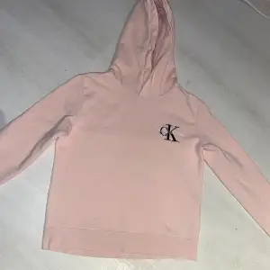 En baby rosa Calvin Klein hoodie, använd några få gånger. Hoodien är i barnstorlek, storlek 164, men passar mig som brukar ha xxs-xs. Säljer den på grund av att den inte kommer till användning. Ordinarie pris 800kr. Köparen står för frakt
