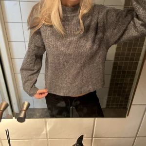 Stickad tröja - Säljer denna skitsnygga stickade från Zara💕superbra skick! 
