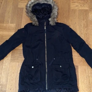 Vinterjacka  - Vinterjacka, står strl 170 men passar en xs/s.  Kostade ca 400kr ny och mycket fint skick 