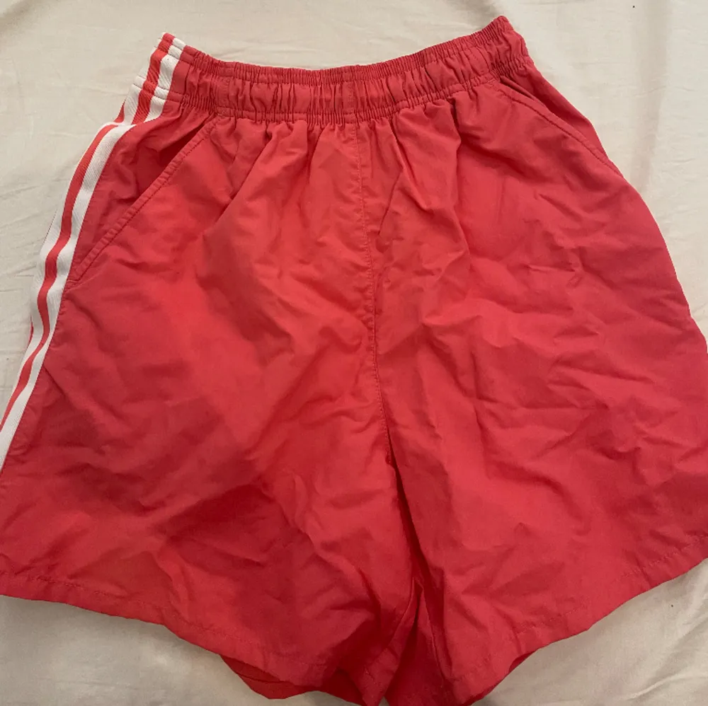 Så sköna short från adidas 🫶 tyvärr lite för små i midjan på mig därav säljer jag ❣️. Shorts.