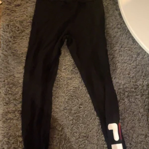 FILA TRÄNINGSBYXOR  - Fila träningsbyxor i bra kvalite!  XS-S