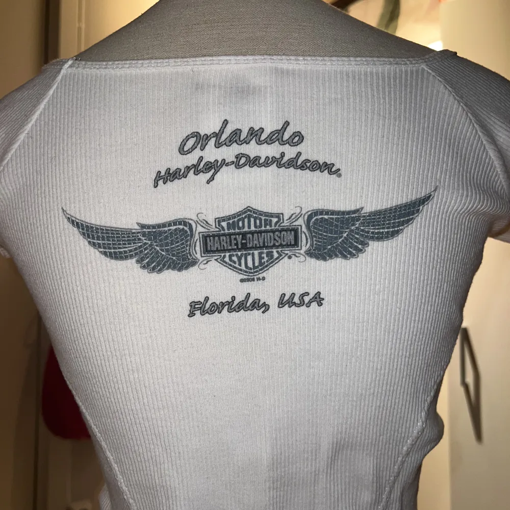 Supersöt Harley T-shirt som är väldigt figursydd, med kristallbrodering. I helt nytt skick, ingen kristall som fallit av.. T-shirts.