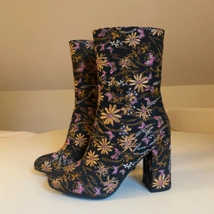 Oanvända boots i mönstrat tyg - Jätte fint skick! Endast provade Storlek 37