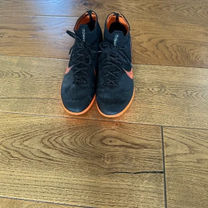Nike mercurial innomhusskor - Ett par Nike mercurial innomhusskor i storlek 42. Skick 8,5/10. 