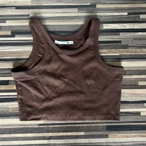 Linne - Ett brunt linne. Säljs då det är för litet för mig. Hör av dig vid funderingar, tveka inte🌸