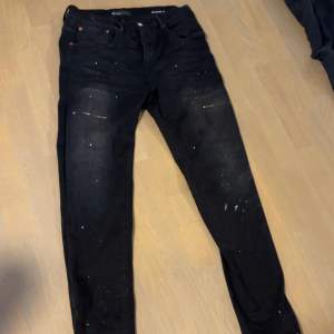 Svarta purple jeans *1:1* Använda <5ggr, bra skick men utan framtag Droppes fit Cirka 105cm långa Ca 40cm i midjan (diameter) Stretch material