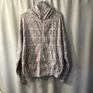 Evisu balaklava zip - En riktig fet och ovanlig zip up från Evisu med halvzip balaklava skick 9/10 storlek L  Pris går att diskutera 😉