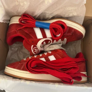 Adidas  Campus 00 - Säljer mina Adidas Campus 00 då jag inte lämgre använder dem. Använda  flitigt men fortfarande i relativt gott skick  Skick: 6/10 Skriv görna om ni har frågpr eller önskar fler bilder!