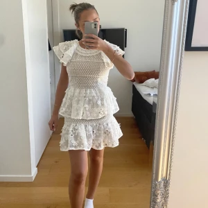 Studentklänning  - Säljer min superfina studentklänning från ELLIATT som är ett australiensiskt lyxmärke, klänningen har används två gånger🫶🏼 (Nypris 3000:-).