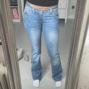 Supersnygga bootcut jeans, med detaljer p fickorna. Skulle nog säga att det är en storlek mellan 34-36❤️