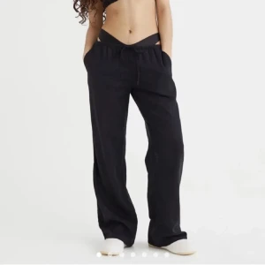 Linnebyxor - Svarta linnebyxor från H&M som är helt slutsålda. Säljer pga att det är för små 