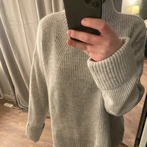 Pernilla Wahlgren tröja - Säljer en stickad tröja från Pernilla wahlgrens kollektion som alldrig har använts och är i storlek S