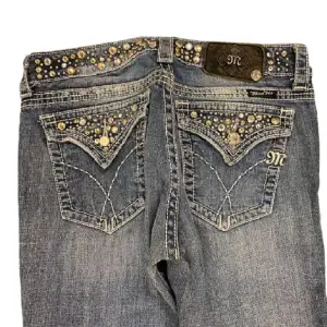 jätte fina bootcut miss me jeans i storlek 30!bra skick förutom att några knappar saknas, syns var på bilderna. Midjemått 40cm innerbenslängden 81cm 😇 för små så har inga bilder på!!✨💗