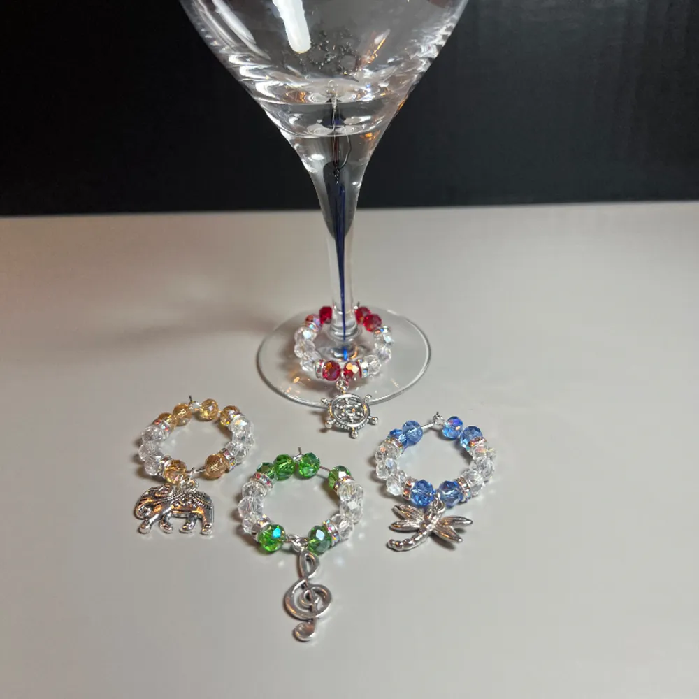 4-pack glassmycke i olika färger med söta silverfärgade berlocker så du lätt håller reda på vilket glas som är ditt.. Accessoarer.