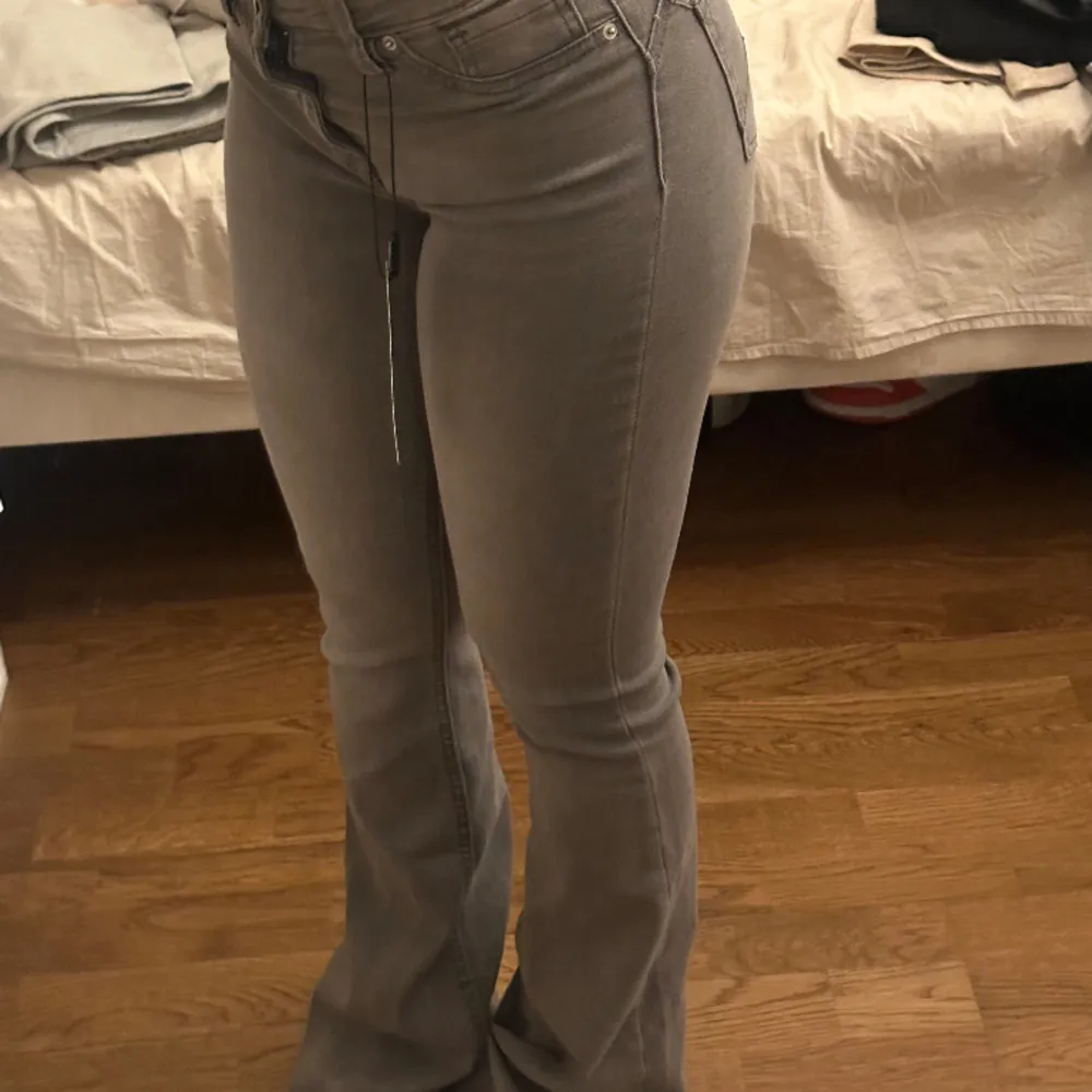 helt nya men lite för tighta på mig. De är ”booty shaping”. Jeans & Byxor.