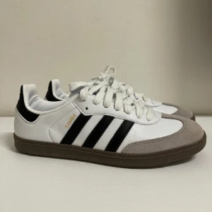 Samba Adidas White and Grep - Som nytt, säljer för att jag anväder mina svarta sambas istället. Perfekta condition och väldigt snygga.