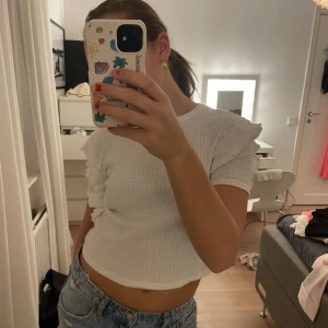 Zara t-shirt  - Älskar denna men tyvärr är den lite för liten. Nypris Ca 200