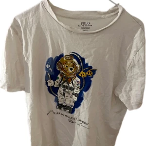 Ralph Lauren T-shirt - Hej, säljer denna snygga Ralph Lauren t-shirt. Den är i bra skick 8/10 och storleken motsvarar ungefär S.