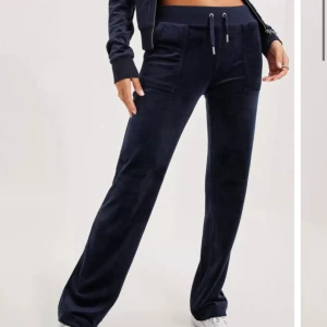 Juicy couture byxor - Jag säljer mina fina mörkblå juicy byxor i stl XS🙌🏼💗väldigt fint skick!