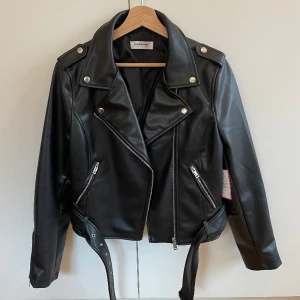 Skinnjacka Glamorous  - Skinnjacka, aldrig använd. Lappar sitter kvar.  370 kr + frakt 