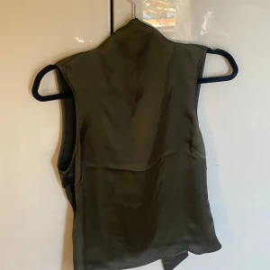 Grön topp - Festtopp  Mörkgrön  Öppen i ryggen 