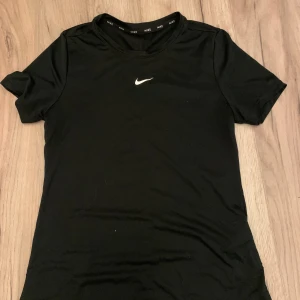 Nike T-shirt  - En super fin tränings T-shirt som inte kommer till användning av mig längre 