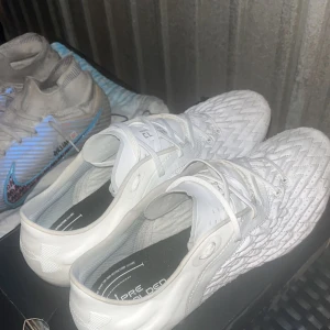 Under armour - Säljer mina UA Clone magnestico Pro2.0 Fg direkt från usa använda en gång till till en träning sen tog av mig dom direkt tyckte dom va för fina. Och dom går inte att köpa i Sverige och pris kan diskuteras. 👍🏻