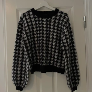 Stickad tröja - Mysig stickad tröja  Puffiga armar  Otroligt snygg tröja 