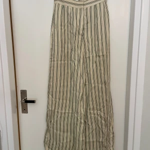 Randiga byxor - Snygga randiga byxor med vid modell!