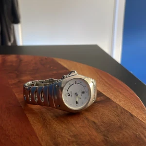 Vintage sieko klocka  - köpt i dubai 1997 servad 2024 mars knappast använd.               Sieko Kinetic