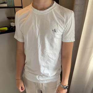 Mjuk och basic tshirt från Calvin Klein, använd fåtal gånger. Kom privat för mer frågor eller bilder, priset går alltid att diskutera 🤝