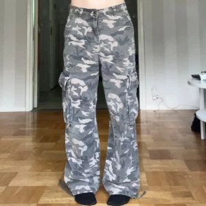 Militärbyxor  - Baggy militärbyxor/jeans i ljusgrön/grå färger. Använt skick men väldigt snygga! 