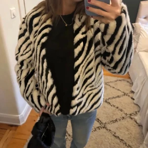 Zebra jacka  - Säljer min jätte fina jacka bilderna är lånade av tjejen jag köpte den av skriv för egna bilder❤️