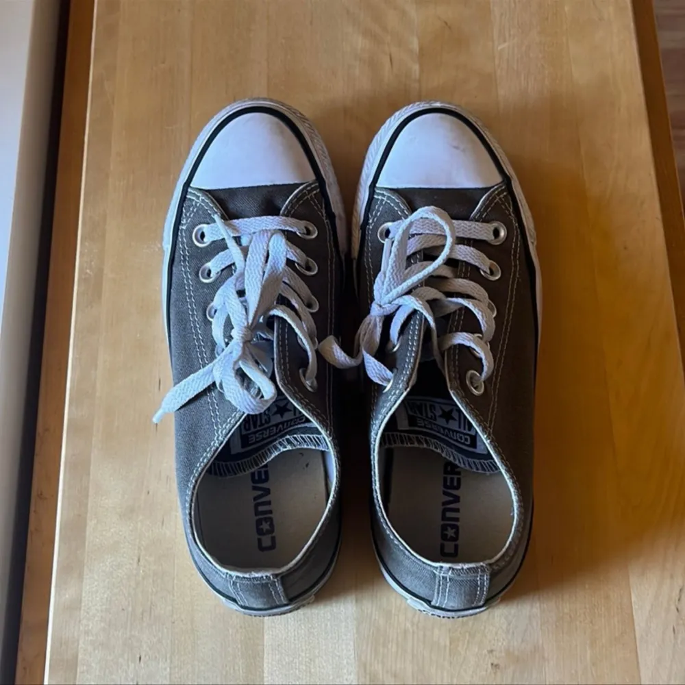 Låga grå Converse i storlek 35.. Skor.