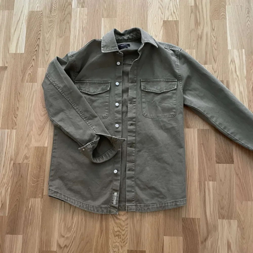 Overshirt från Pull o bear. Pris kan diskuteras. Jackor.