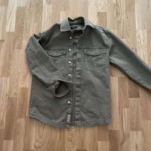Olivgrön Overshirt - Overshirt från Pull o bear. Pris kan diskuteras