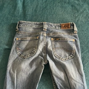lågmidjade lee jeans  - skit snygga lee jeans som är utsvängda och lågmidjade. för korta för mig men jag har ganska långa ben så antagligen därför. inga defekter och dem är i bra skick 