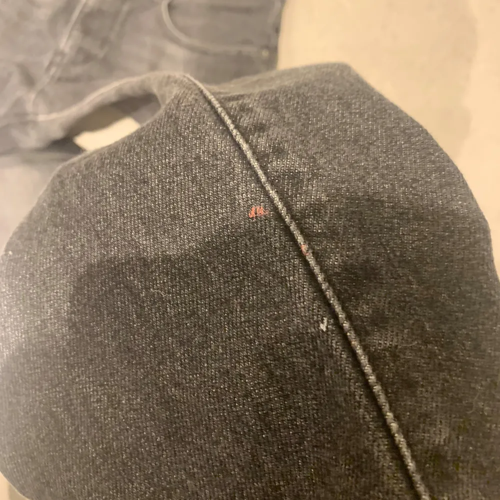 Tjena, säljer nu dessa schyssta diesel jeans som sitter slimfit i storlek 30/30. Jeansen kostar 1300 nypris men jag säljer för endast 200!  Säljer billigt pågrund av 2 små färgfläckar (se bild 2,3). Hör av er i pm vid frågor eller funderingar! . Jeans & Byxor.