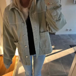 Grön jeansjacka zara - Säljer min gröna jeansjacka från zara! Knappt använd och är i bra skick.