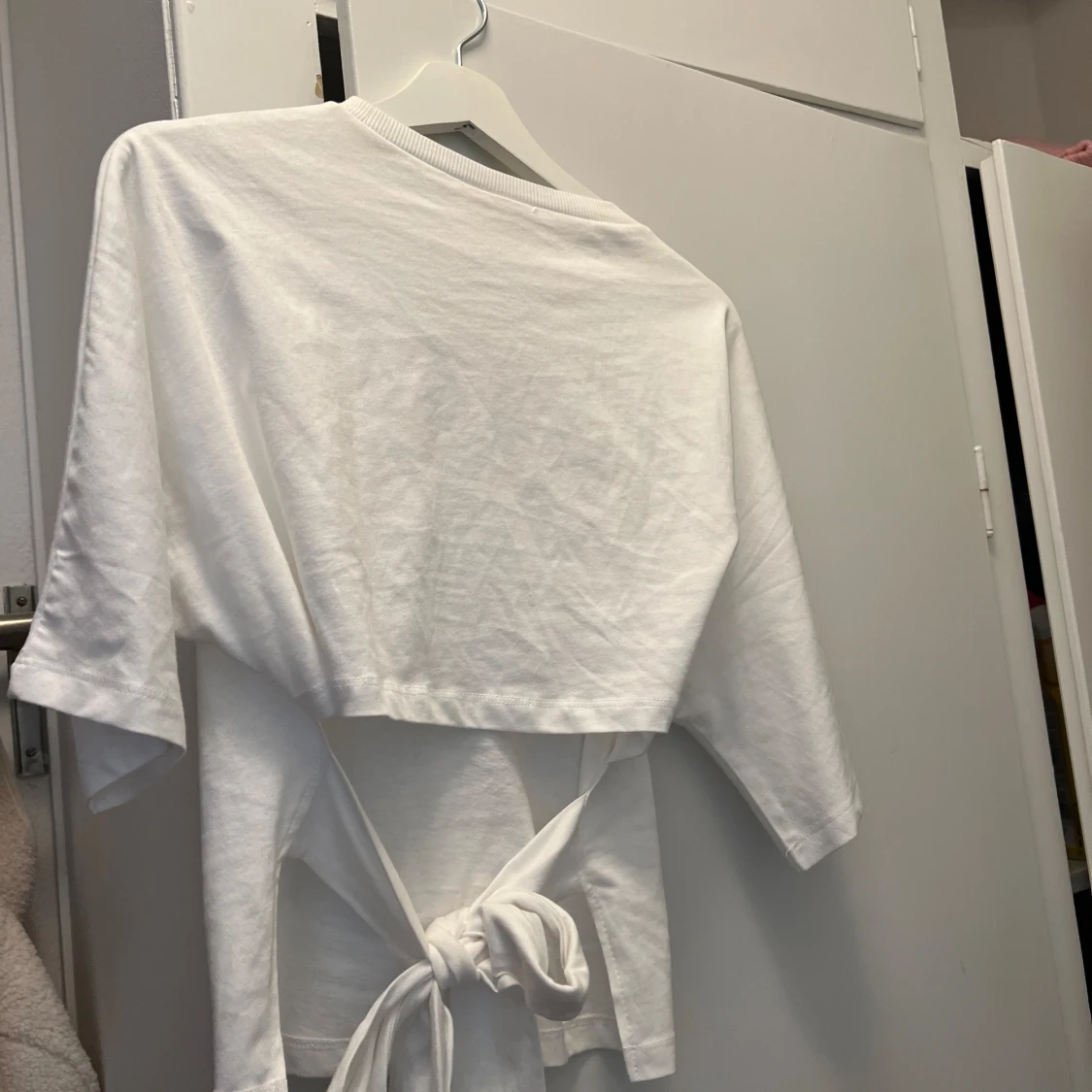 T-shirt med öppen rygg från nelly - 90