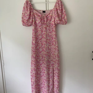 Rosa klänning - En jättefin rosa långklänning med slits ifrån Gina. Den är använd ett fåtal gånger och är i storlek s.